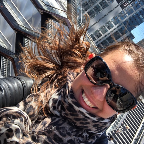 Meet your Posher, Fernanda - Picture 1 of 1